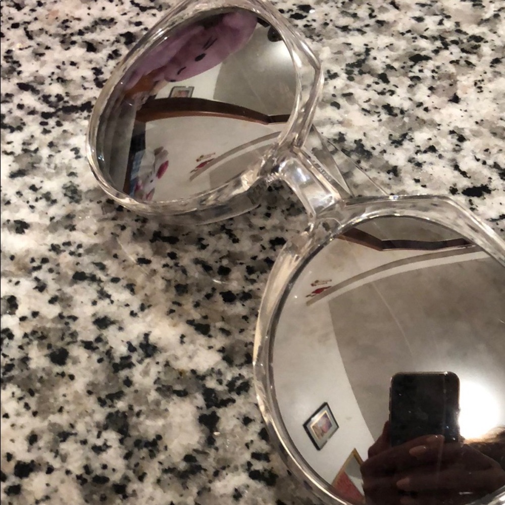 QUAY sunnies with reflecting lens and clear frame